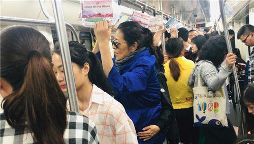 60岁倪萍长沙挤地铁 完全没有化妆没被认出