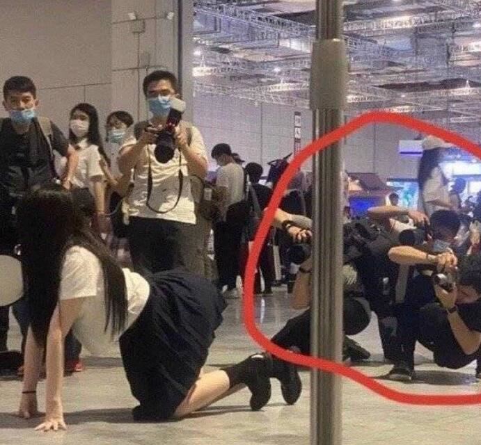 上海漫展不雅动作事件 视频照片无码曝光jk少女被偷拍走光