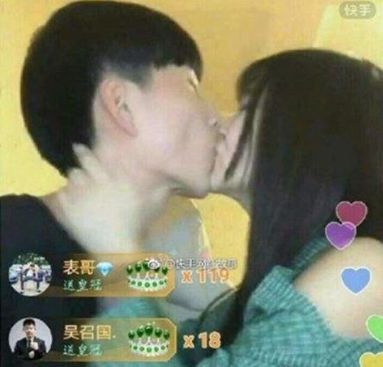 王乐乐杨清柠接吻24秒直播截图 两人18岁就有了孩子