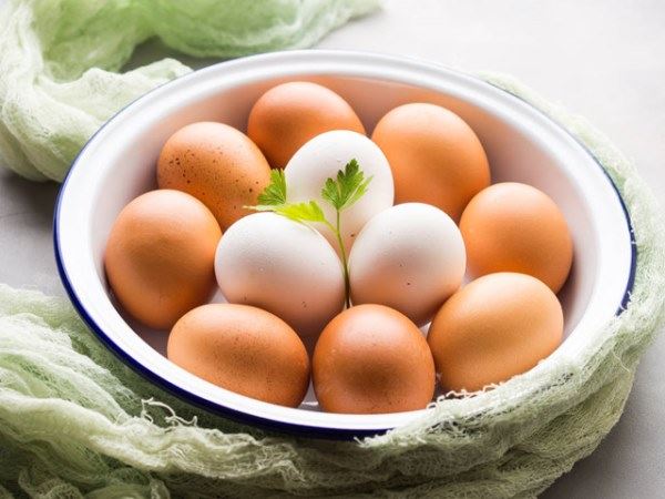 为什么蛋清呈现出血红色？血鸡蛋能够食用吗