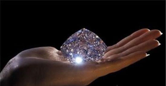 世界上最大的钻石重达3106.75克拉 相当于一个成年男子的拳头