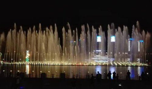 世界上最大最壮观的喷泉 迪拜音乐喷泉(耗资15亿建成)