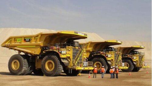 世界上最大的矿车 卡特彼勒797载重400吨(一个轮子5.3吨)