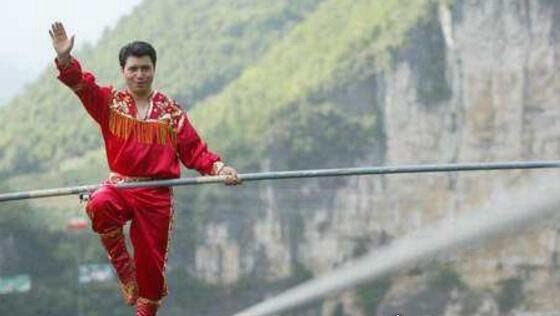 中国高空走钢丝第一人 阿迪力·吾休尔(创5项世界纪录)