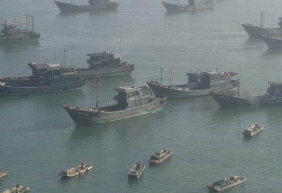 史上最庞大幽灵船队聚集新加坡海岸 船运下降船只被抛弃