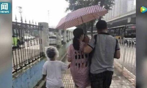 女子高举小孩当伞挡雨惹众怒 盘点实力坑娃的长辈(视频)