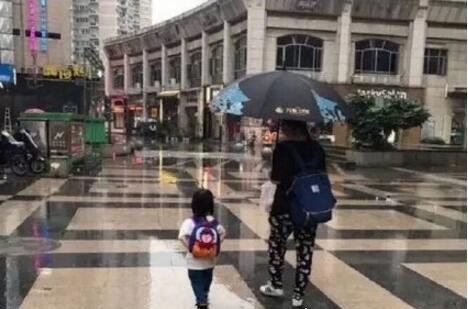 女子高举小孩当伞挡雨惹众怒 盘点实力坑娃的长辈(视频)