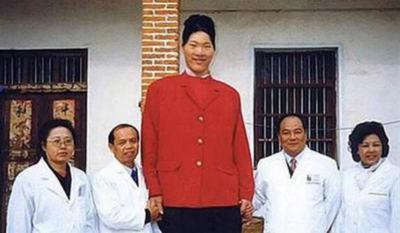 世界上最高的女人，中国姚德芬2.36米(第一女巨人)