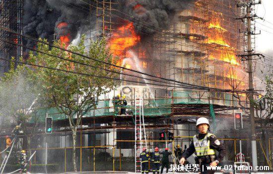 上海胶州大楼很恐怖，高层住宅大火导致58人死亡70余人受伤