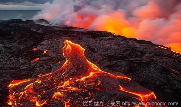 世界上最壮观的火山口之一，基拉韦厄火山从1983年至今未停止过喷发