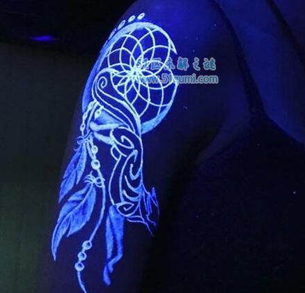 世界上最神奇的纹身，紫外线纹身白天隐形晚上发光