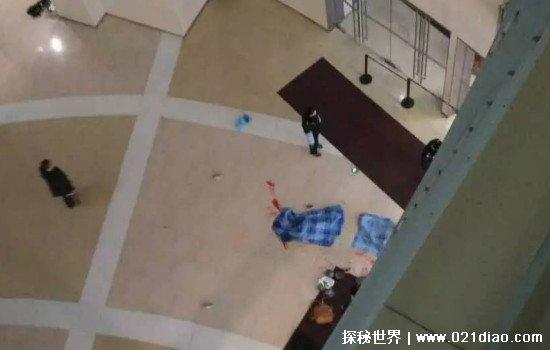 天津大悦城摔死孩子灵异事件，两孩子从父亲怀中跌落当场死亡