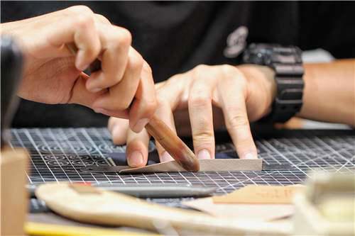 手工皮具 自己在家也DIY一枚超级精致的卡包手工皮艺制作详细教程