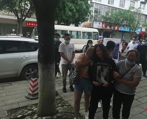 南京遇害女生父母重走案发路