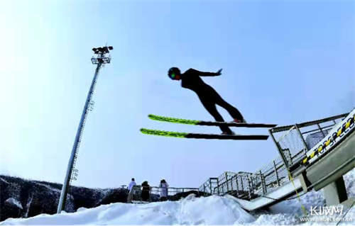 跳台滑雪训练科研基地投入使用 世界最大的跳台训练科研基地在哪