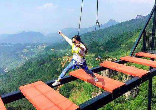重庆旅游局回应女子玩高空项目坠落
