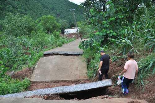 女子发现1厘米裂缝救下21户村民