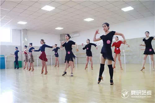 国标舞动作分解技巧！ 国际标准舞教学