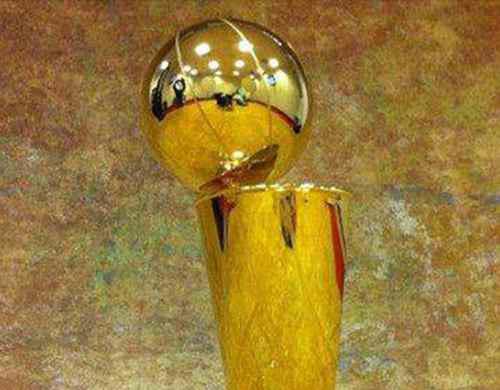 NBA总冠军奖杯是以谁的名字命名的？