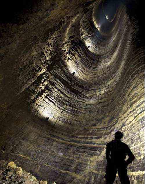 地球上最深的无底洞库鲁伯亚拉洞穴