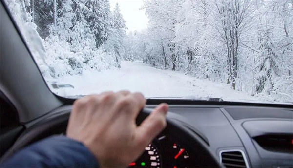冬天开车需要注意以下几点(这样开车油耗不会高)