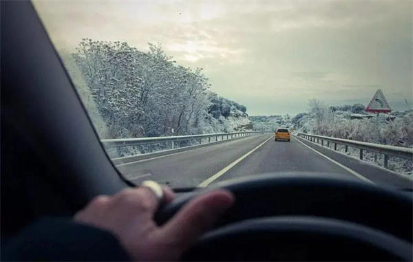 冬天开车需要注意以下几点(这样开车油耗不会高)