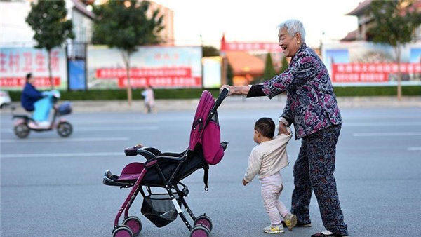 现在很多老人去城里给儿女看孩子，农村的儿女养老人，这一现象你们那有吗