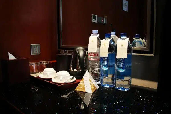 酒店宾馆的矿泉水不要喝是为什么(新闻报道过太多酒店用水了)