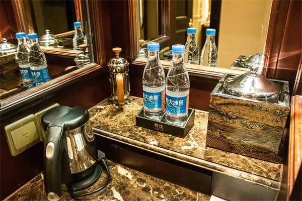 酒店宾馆的矿泉水不要喝是为什么(新闻报道过太多酒店用水了)